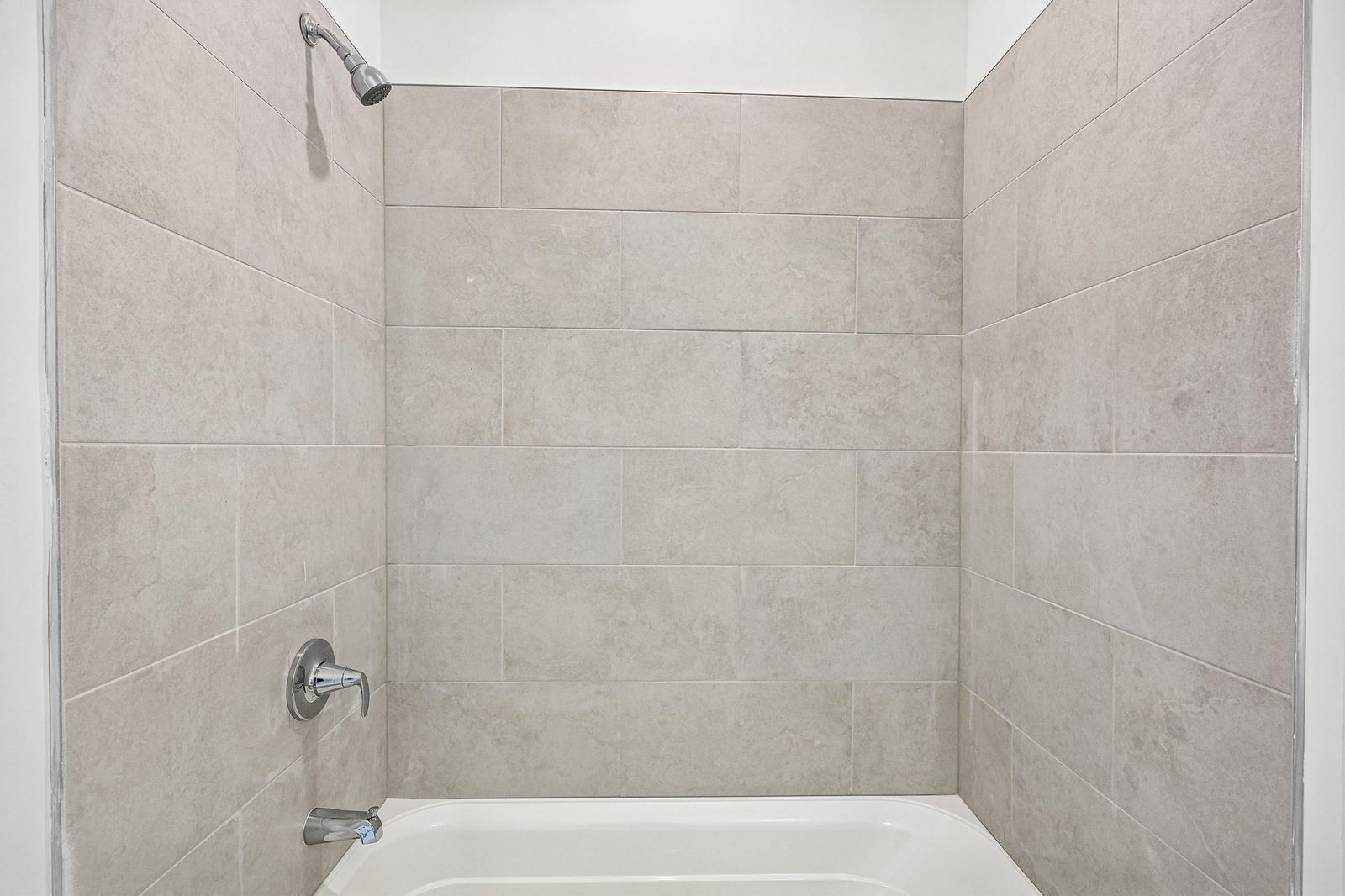 Meridia Pompton Lakes apartment bathroom with tub and shower