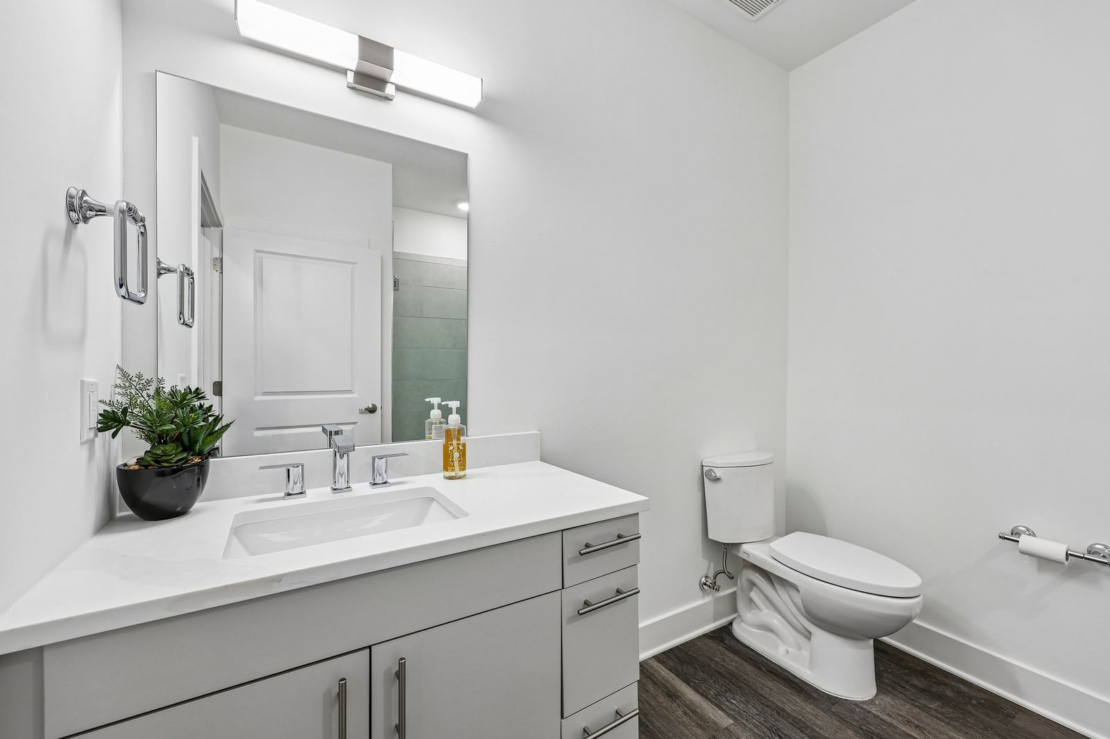 Meridia Pompton Lakes apartment bathroom with quartz vanity