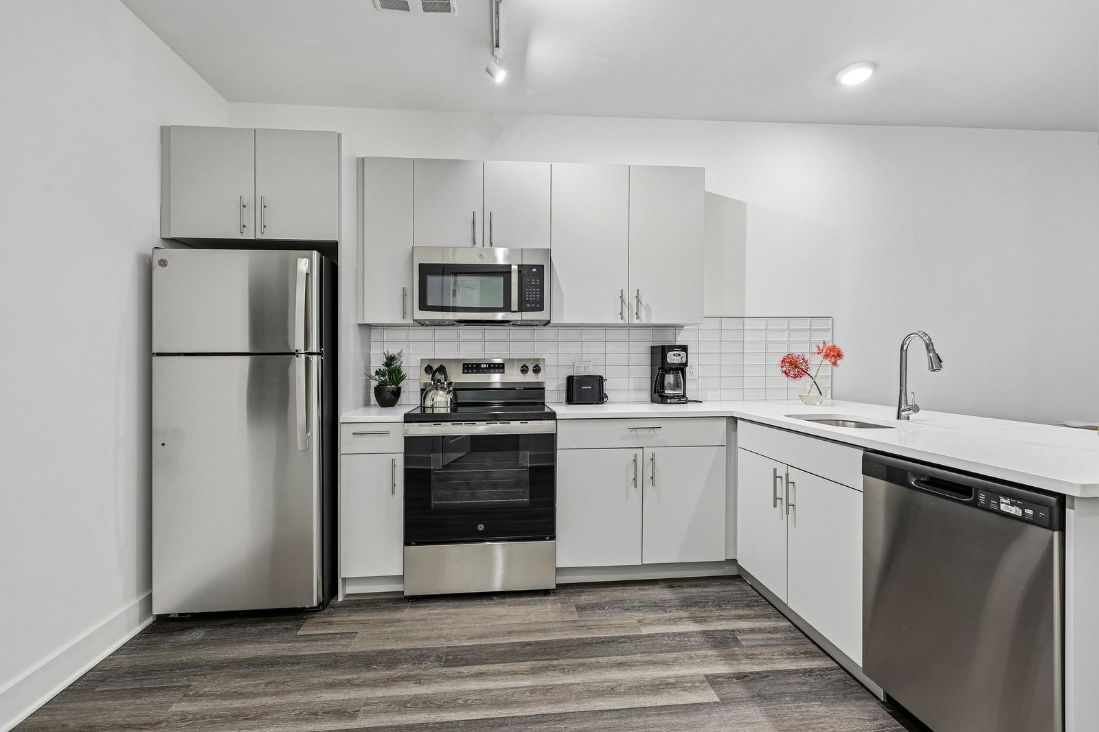 Meridia Pompton Lakes apartment kitchen with stainless steel appliances