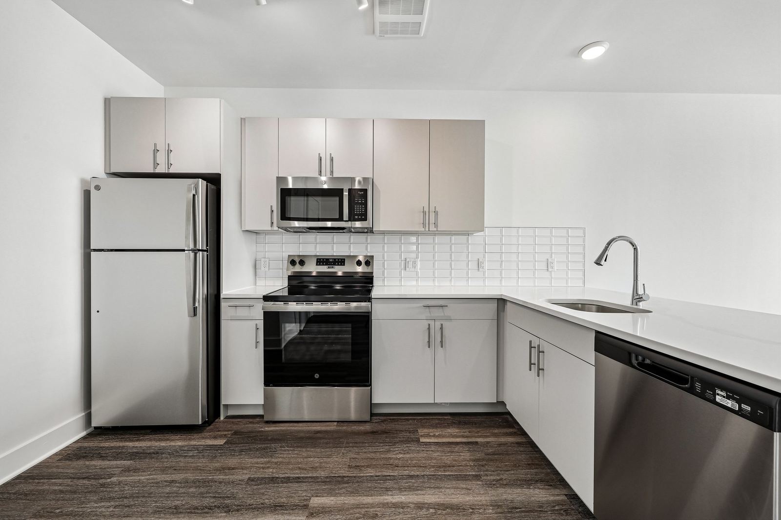 Meridia Pompton Lakes apartment kitchen with full suite of appliances